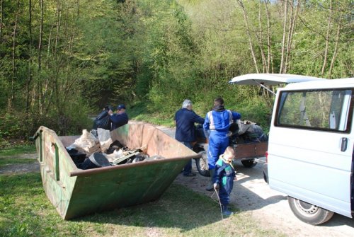 V okolici bajerja smo nabrali veliko zavrženih odpadkov